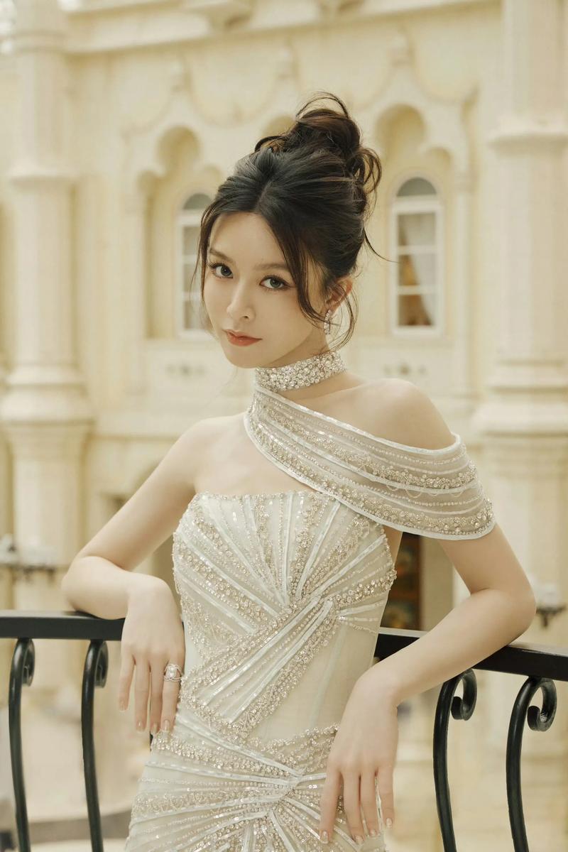 文咏珊与富豪老公旅行,身穿3.4万港元奢牌,尽显奢华!