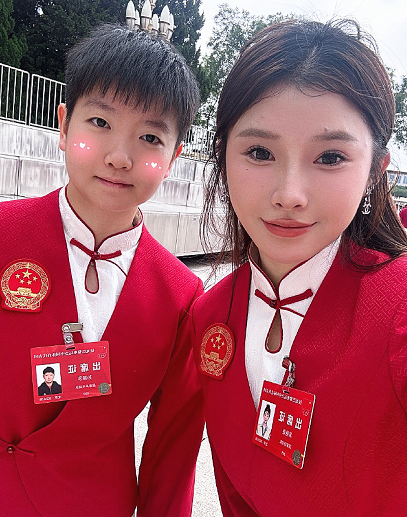 吴艳妮化妆参会惹争议！跟多位冠军合影，孙颖莎可爱，王楚钦淡定