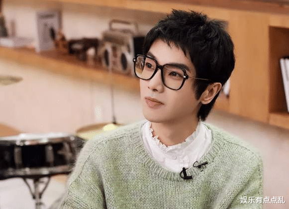 华晨宇调侃张小斐: 要听导演贾玲的话才有机会拿奖! 小斐回复显情商