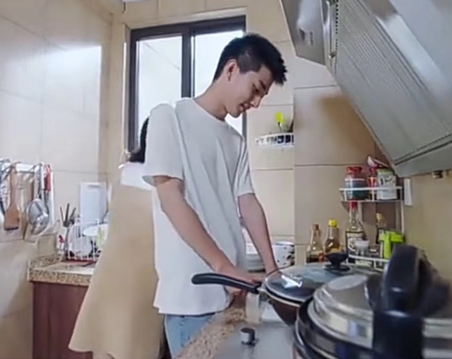 《老家伙》:69岁张国立做饭,戳穿了多少“戏混子”的体面?