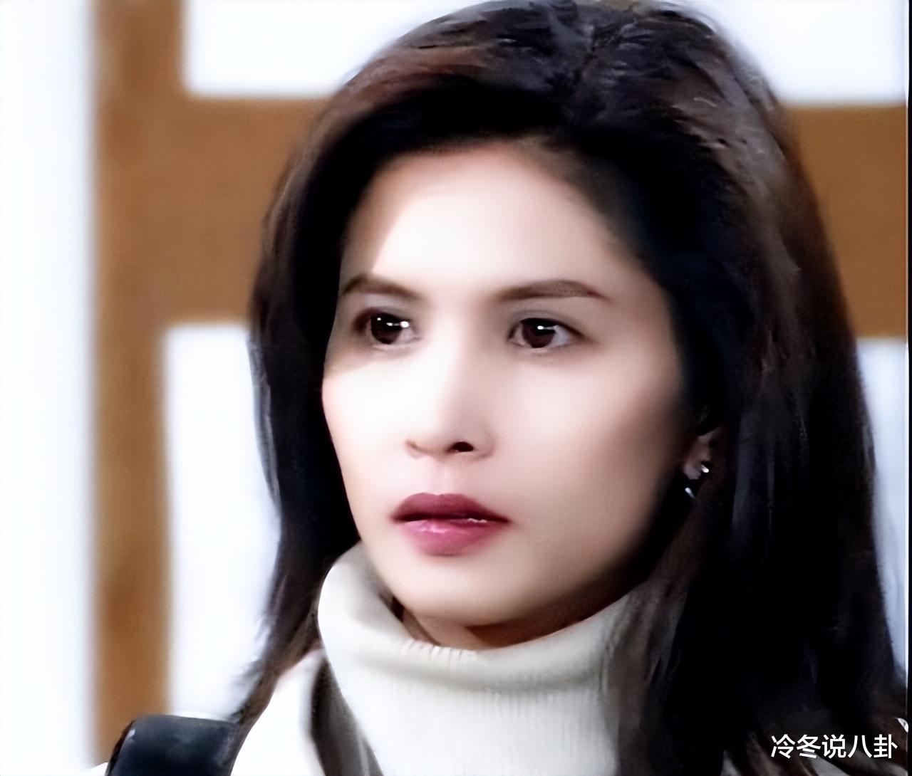 当年觉得邵美琪老气,配不上郑伊健,后来才发现她比梁咏琪还漂亮