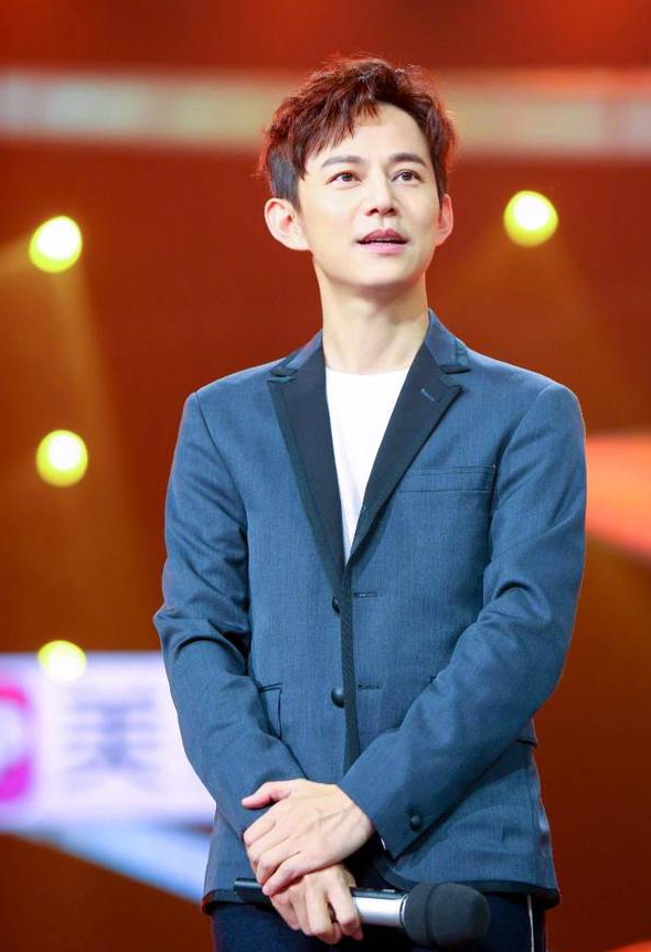 出道三十年,再次出席金鹰奖的何炅,面相变了:我忍黄磊很久了