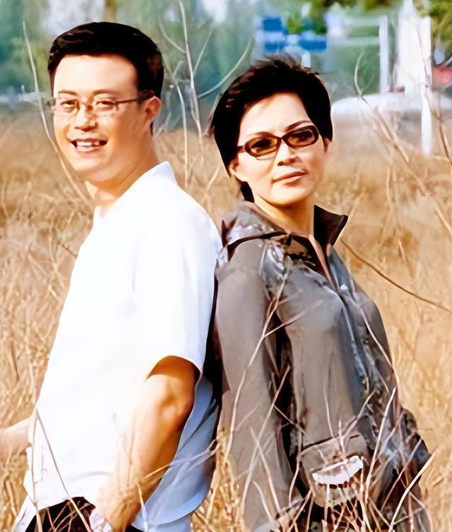 白燕升：曾是央视主持人，妻子结婚后不幸瘫痪，现如今儿女双全