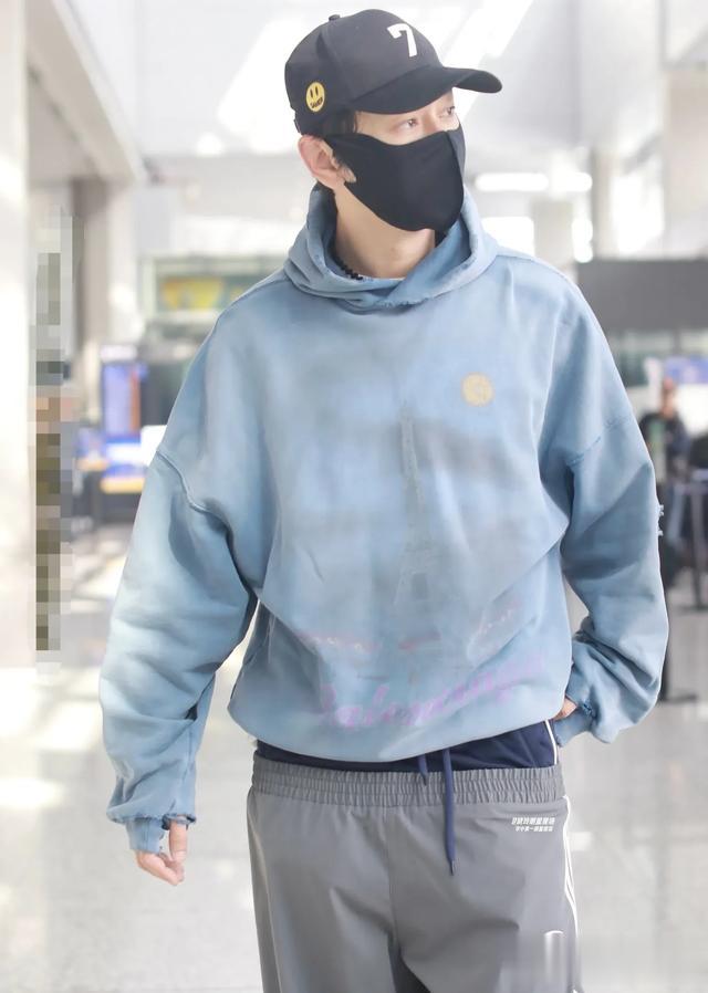 黄晓明最新机场照,假两件裤子遭吐槽,网友:珂式穿搭独one无two