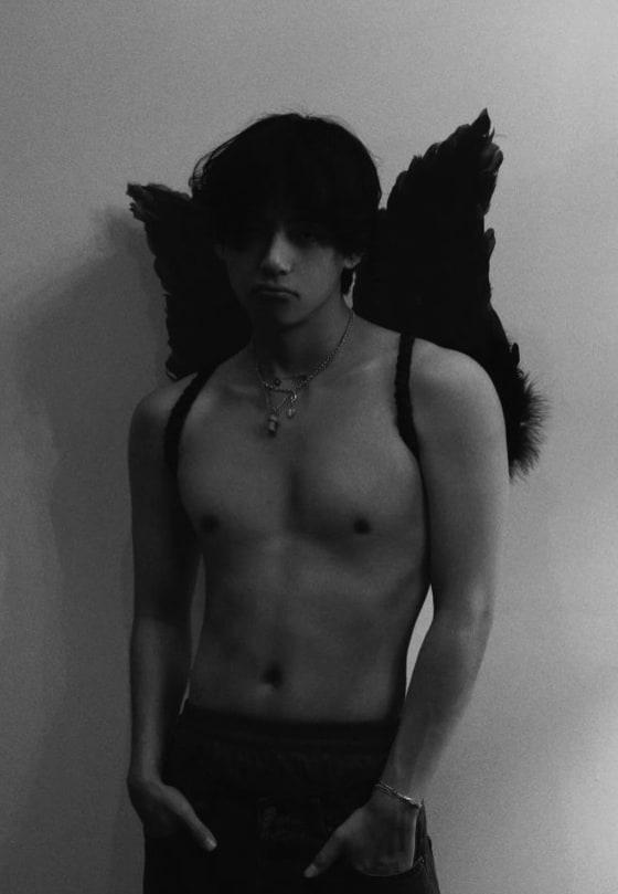 韩国知名男星,晒出日常生活照,眼神充满魅力,健美身材吸睛