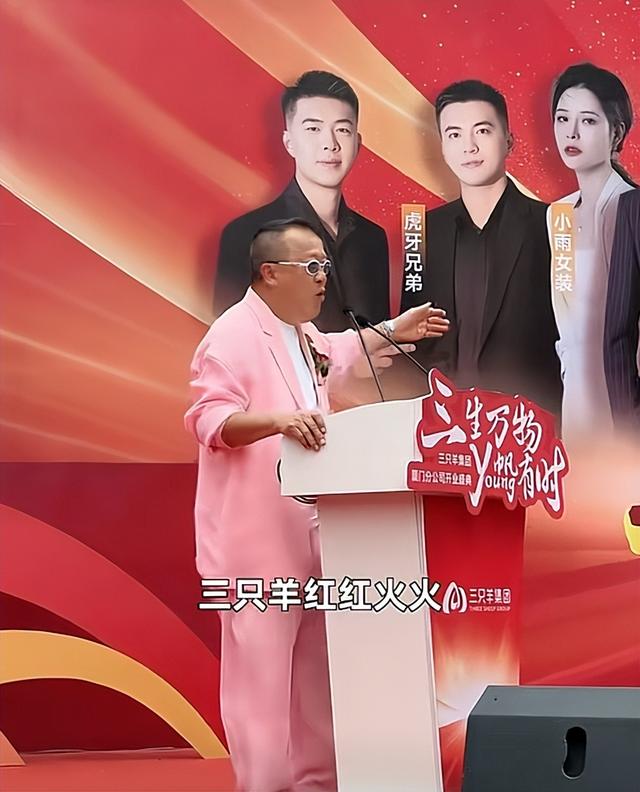 “曾志伟合影扫胸事件”愈演愈烈，第二种解释来了，这才合理