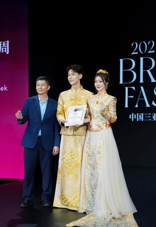 陈紫涵戴向宇亮相天玺开幕秀,穿中式喜服明艳大气 郎才女貌好养眼