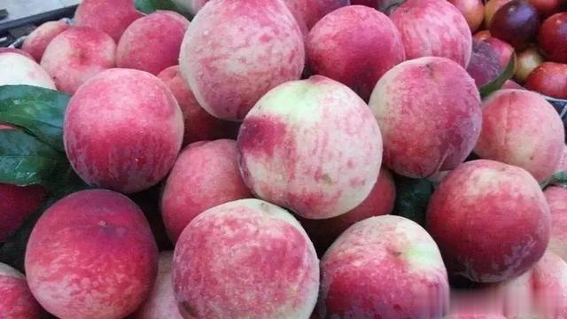 梨和桃是肠癌的“克星”？医生：不想住院，水果坚持2多吃4不吃