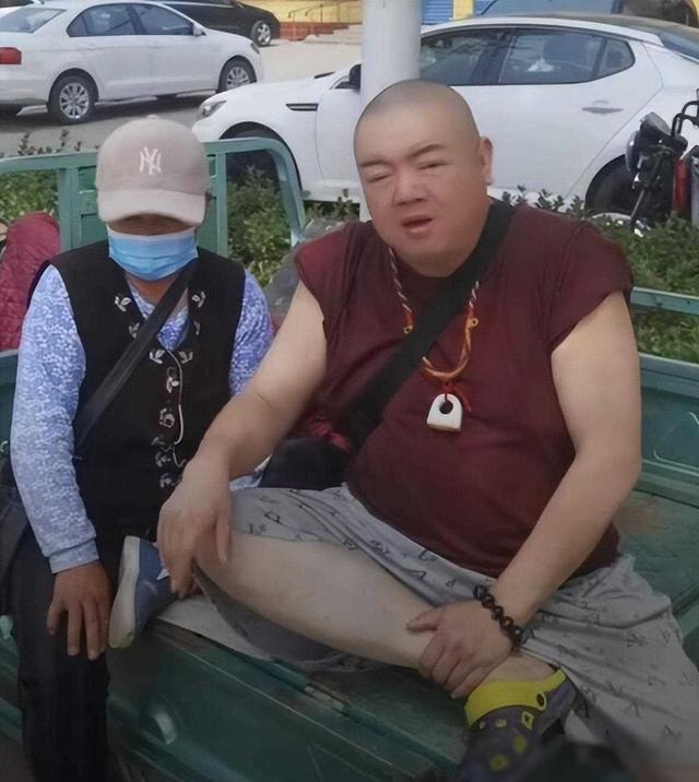 农村走穴，摆摊还债，穷到只剩100万，过气明星有多惨网友羡慕了