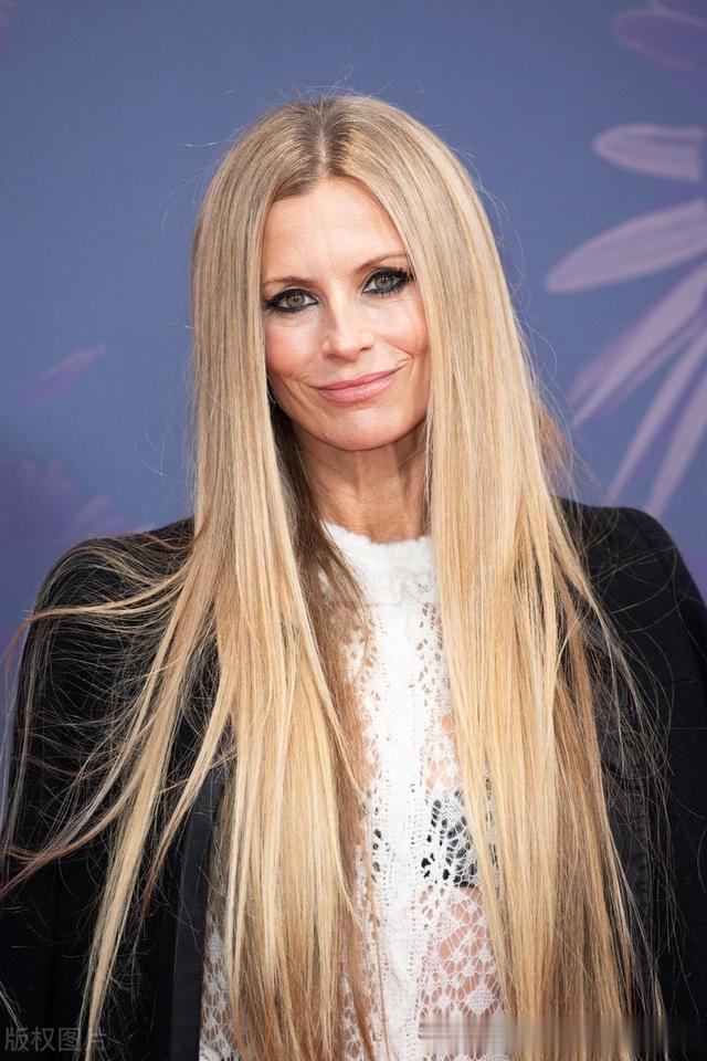 劳拉-贝利 性感出席第68届BFI伦敦国际电影节《闪电战》首映红毯