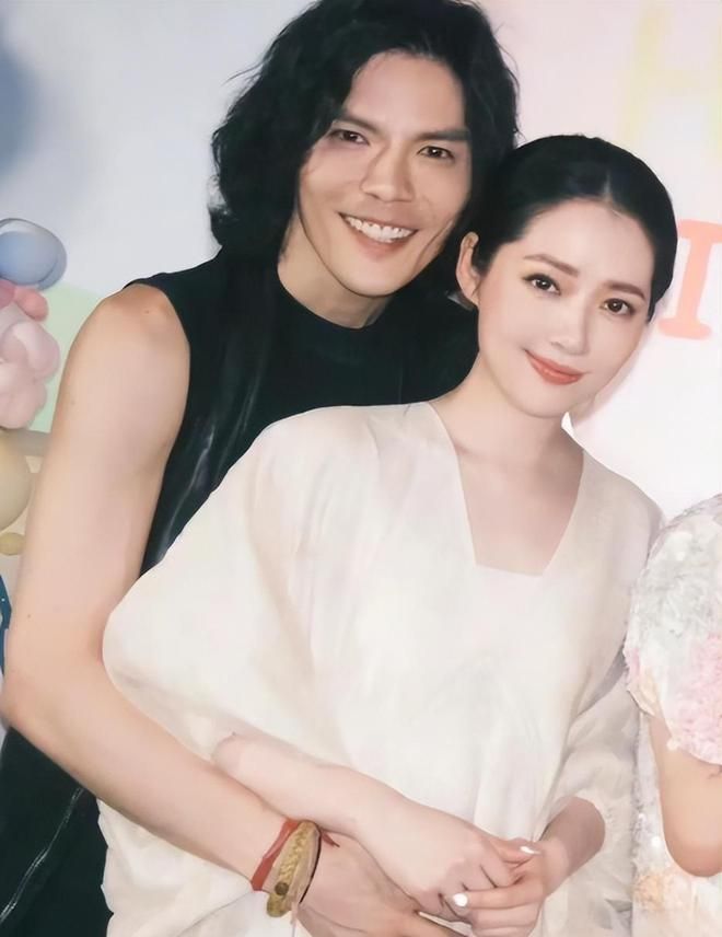 “嫁给普通人”的4位女星,她们不当豪门太太,反而选择嫁给爱情