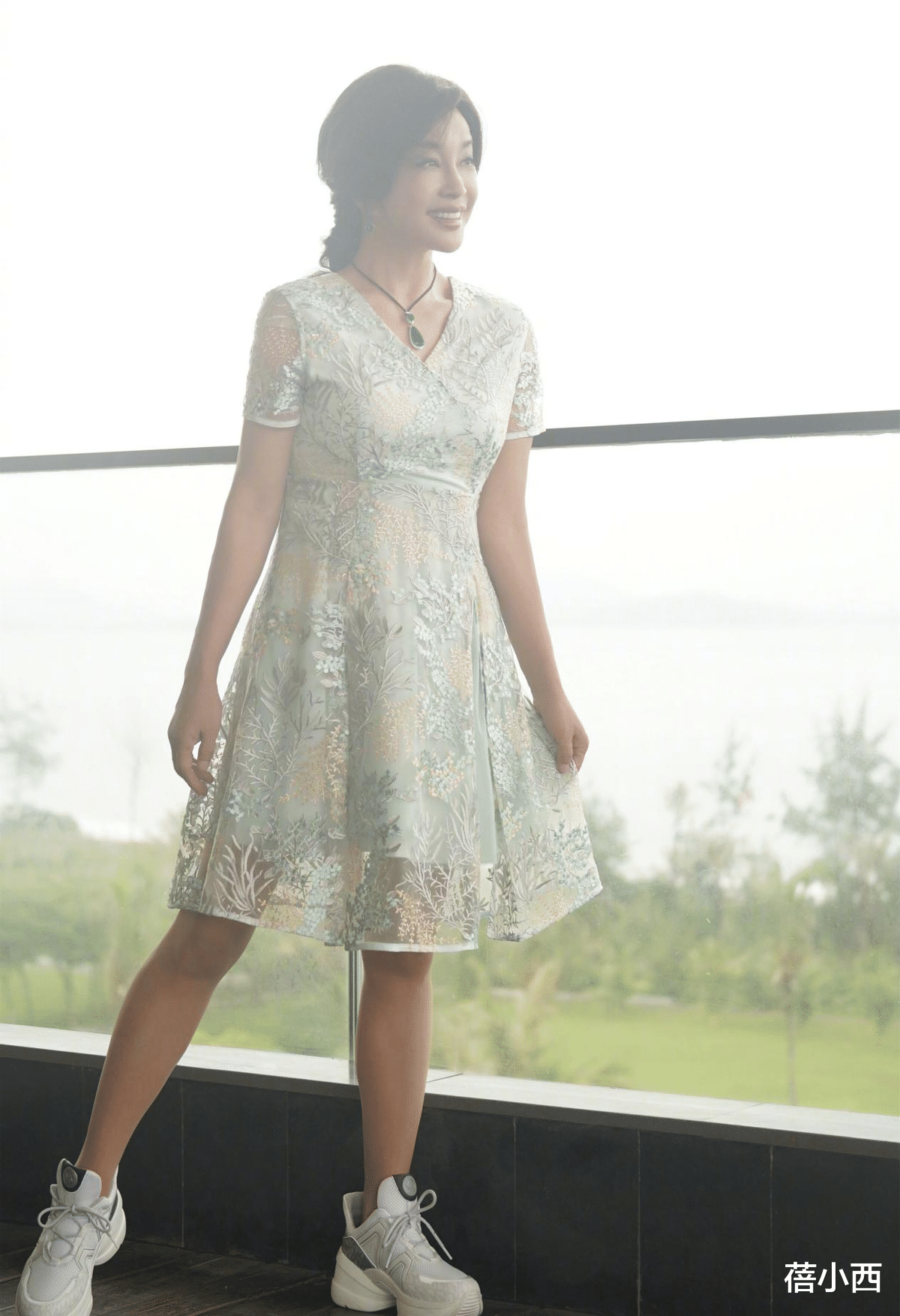 73岁刘晓庆科技美后大变样,扎双马尾辫穿花裙,脸蛋紧致不出皱纹