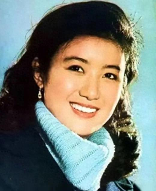 她曾是央视“第一美女”,当红时赴港生子移居美国,如今怎样了?