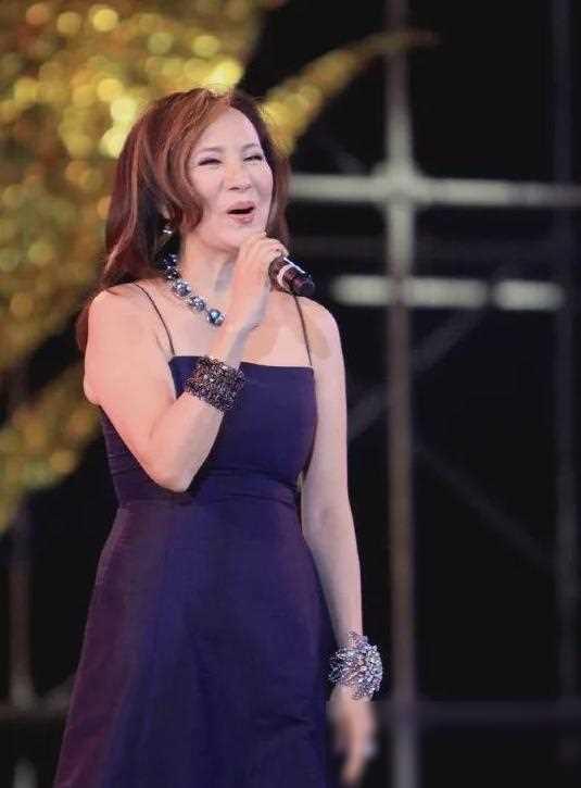 冯绍峰|原来她早已不是中国籍！屡次登上春晚走红，当初嫁给洋老公遭嫌弃