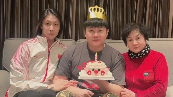 德云社霄字科大师哥发文，与女友一起过生日，网友开始在线催婚