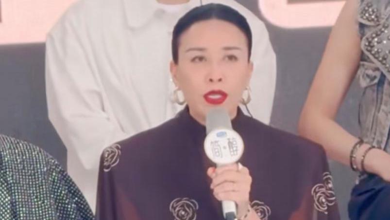 《歌手2024》比赛形式引热议，张杰发文回应，何洁评价一针见血