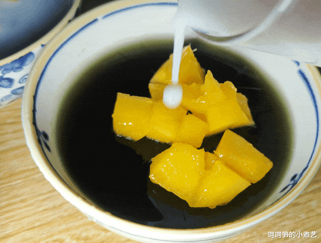 端午将至，用艾草做成芒果椰汁艾草冻，清凉解暑，做法简单又好吃