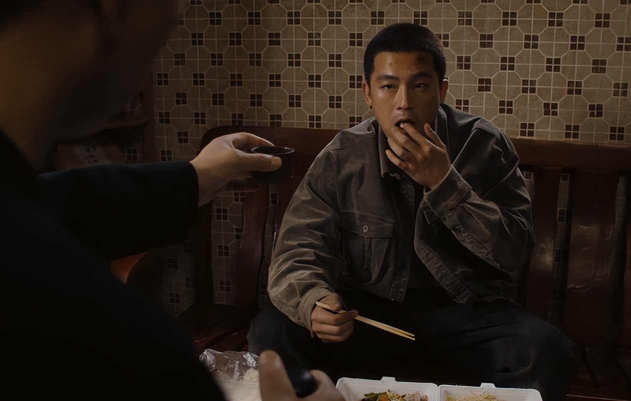 吃得越狠演技越稳!欧豪“吃盒饭”,扯下了多少演员的遮羞布