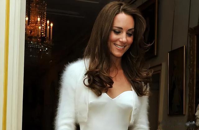 凯特全身插满管子的照片流出,形如枯槁,与之前反差太大,悲催了