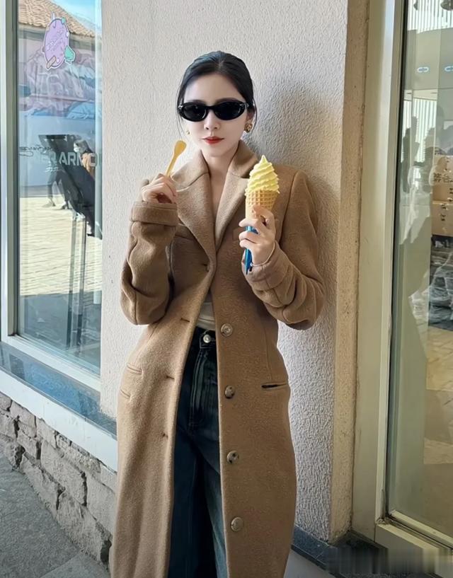 王灿一家逛奥莱,小蛋饺坐婴儿车很乖巧,杜淳弯腰哄孩子父爱满满