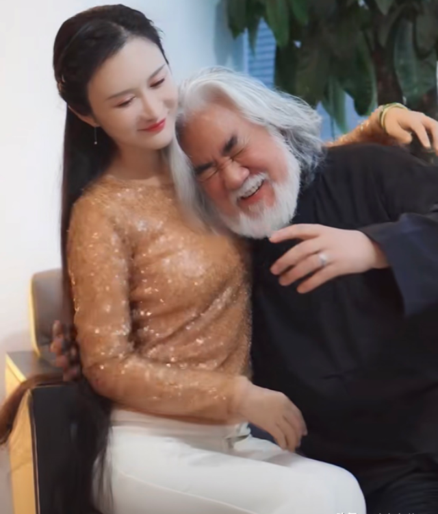 张纪中一家逛商场,总裁长女与小4岁继母无交流,杜星霖肚大如箩