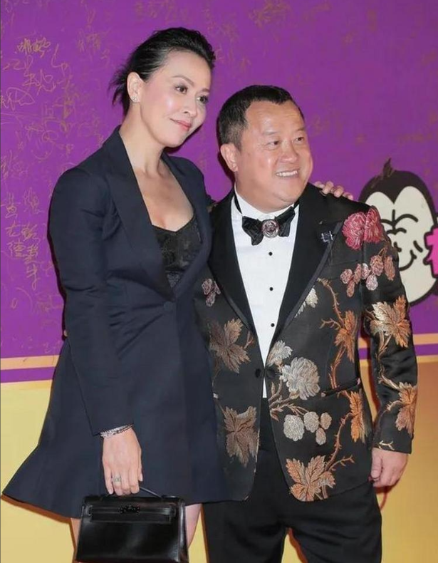 刘嘉玲彻底崩溃!当年被绑架照片全泄露,结婚17年无子真相大白