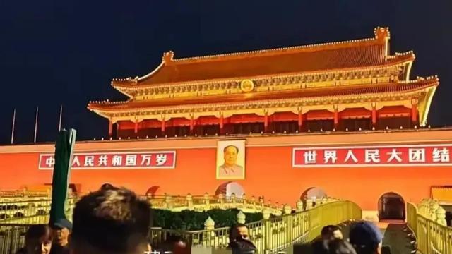 喜迎国庆!天安门前的新伟人像感动了无数国人.