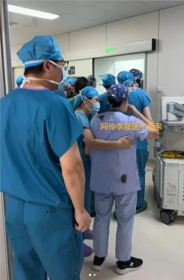 杀害李晟的凶手曝光!他的妈妈在抹眼泪,一家三口的照片被发出