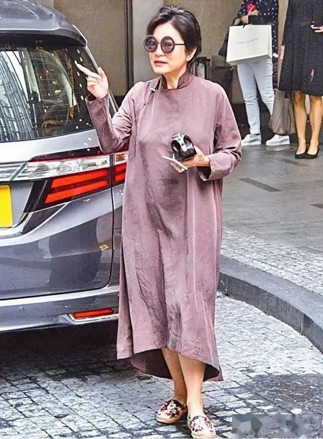 林青霞不医美不装嫩,真空穿长衫布鞋,却比刘晓庆看着舒服多了