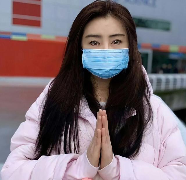 王祖贤在温哥华参加园游会,她披着长发,戴着眼镜,她过的很好!