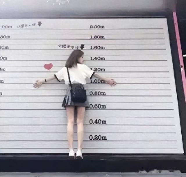 网红冯提莫泳池直播身高成焦点，自信回击网友：未必有我矮！