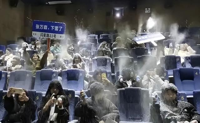 上映1天票房破亿，冯小刚、许光汉都压不住，这才是元旦档黑马！