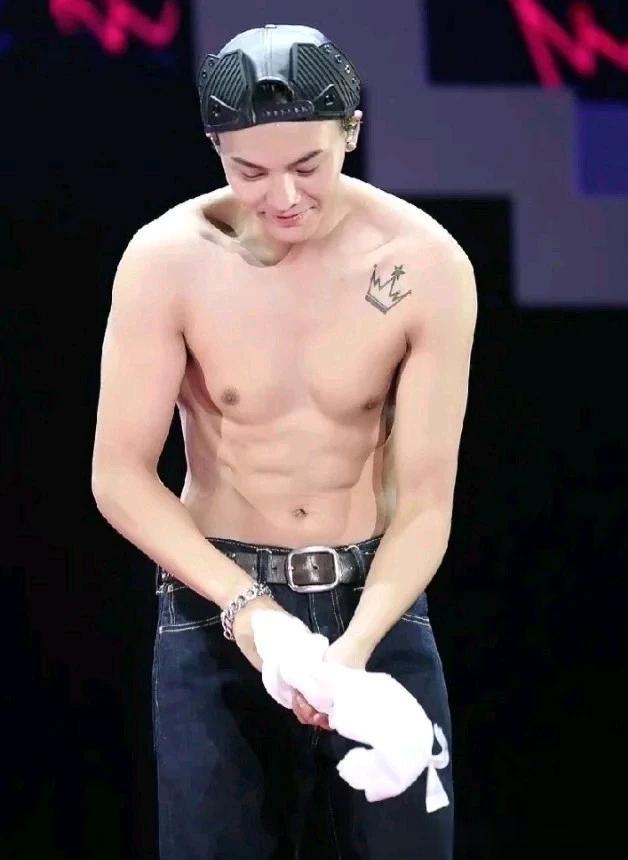 来看看两位型男男演员，行走的荷尔蒙男人味十足，演技精湛。