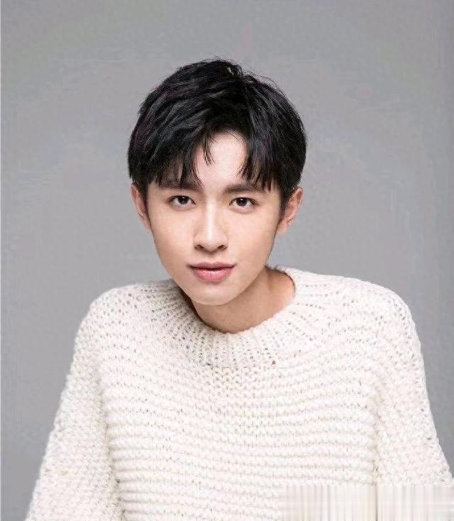 张逸杰新晋男演员,身上散发青春活力满满的气息,自带贵族气质。