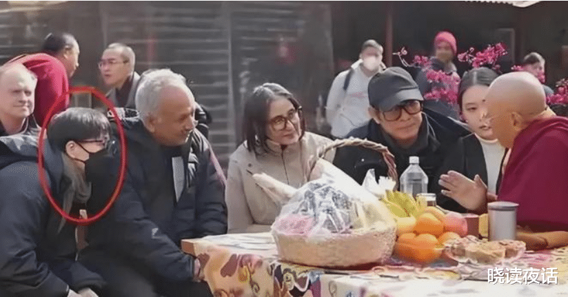 李连杰晒照,62岁利智断崖衰老似农家奶奶,远不如黄秋燕美艳动人