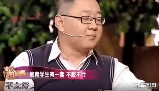 他曾经是央视门面，一句话断送硕士前程，如今在网综“混口饭吃”