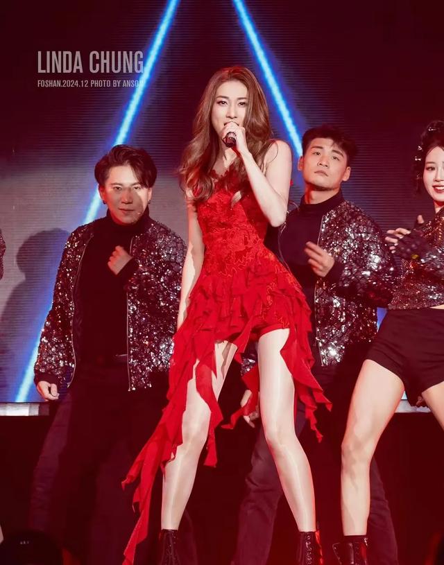 钟嘉欣佛山演唱会,真是又瘦又高又靓!越来越美,完全看不出年龄