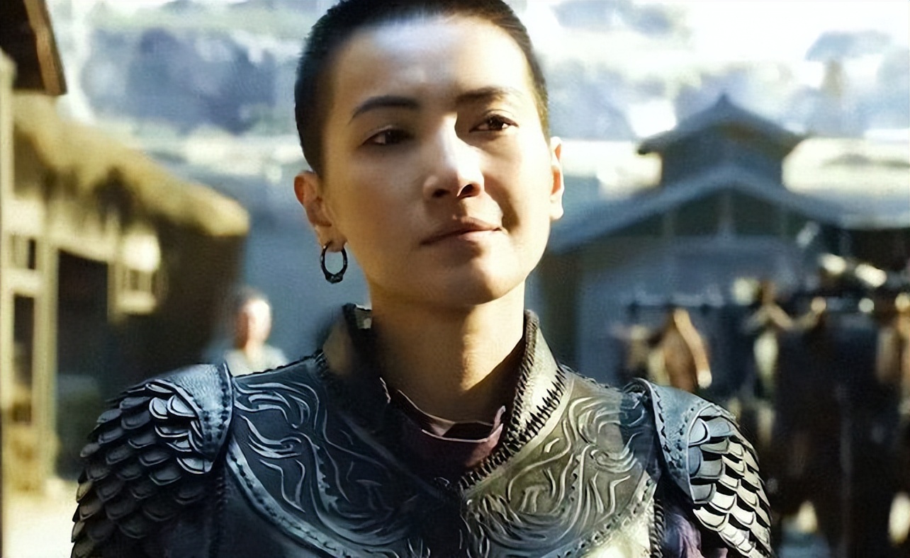 把假睫毛卸了,口红眼线擦了,胸勒平了,才算不糊弄观众的女扮男装!