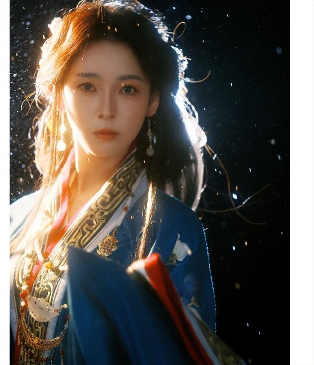 陈瑶蓝色战国袍出镜，变成穿越美人，清新脱俗！