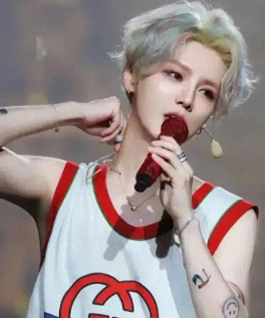 《五哈》路透鹿晗耍帅，却不料把假发甩掉，33岁的真面目没法看？