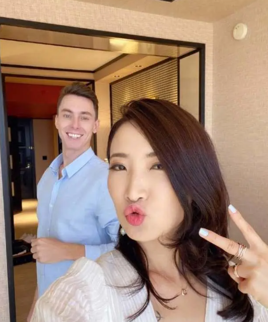 陈赫前妻许婧回福建探亲,洋男友高大帅气,坐大腿合影很甜蜜