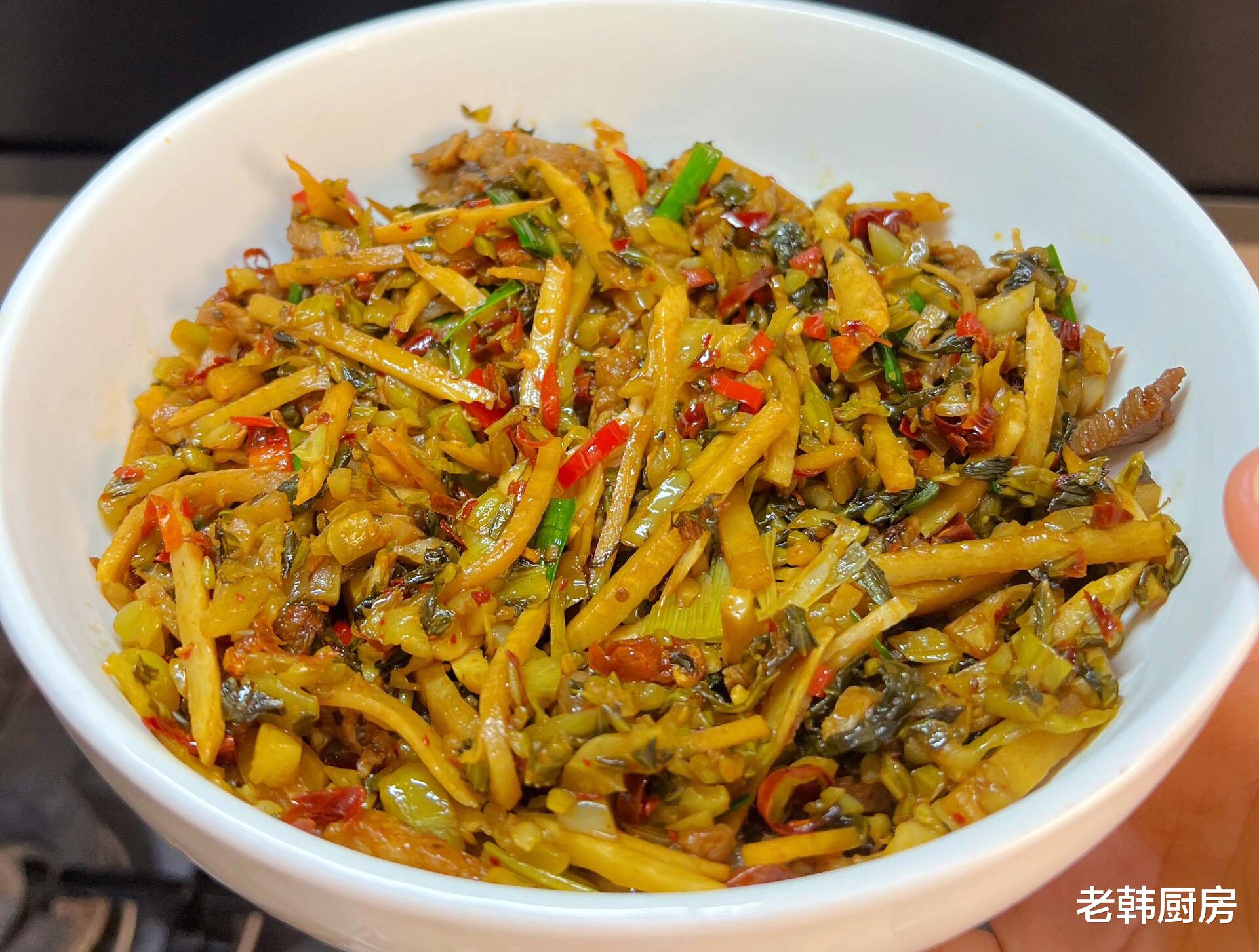 春笋炒酸菜的家常做法，酸爽开胃又下饭，百吃不腻，绝对不能错过