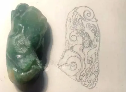 一块翡翠原石，一切两块飘绿色的双龙戏珠