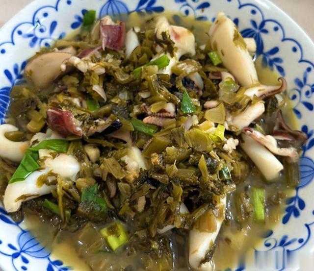 浙江小伙领对象回家,家里的午餐火了,网友:虽有鱼有虾却很寒酸