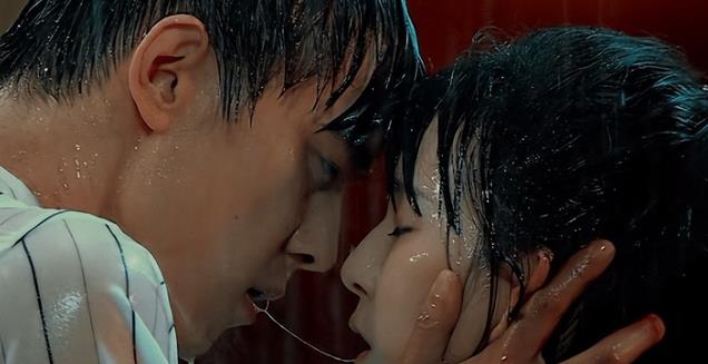 杨丽萍的外甥女，10年前在春晚一转成名的小彩旗，如今像换了个人