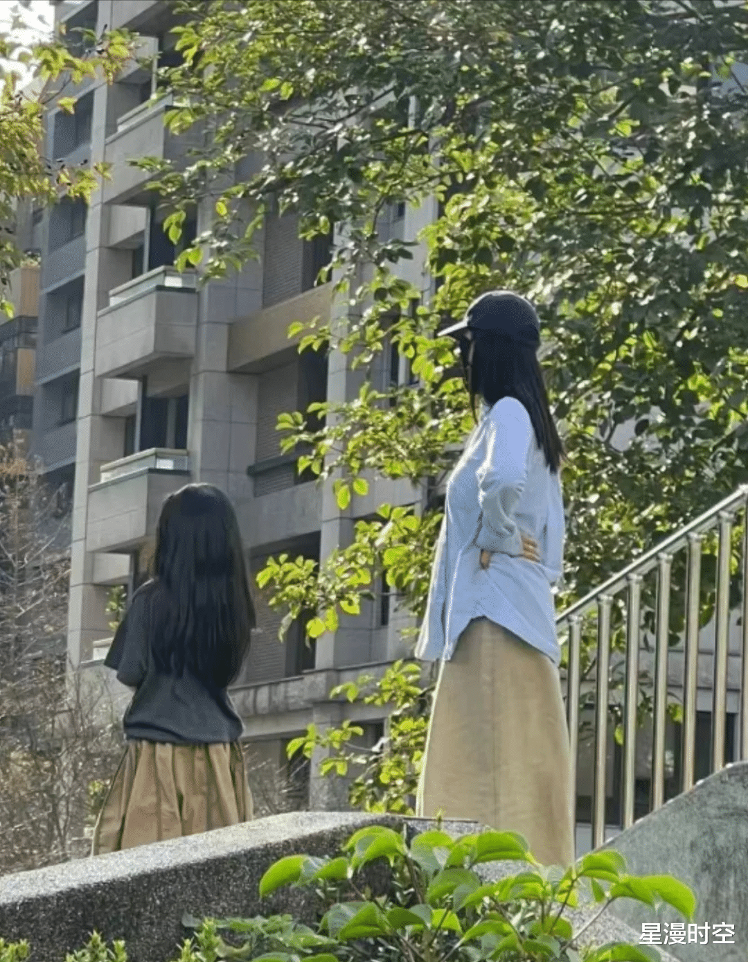 高圆圆骑车接女儿放学,母女同框超养眼,Rhea颜值引热议!