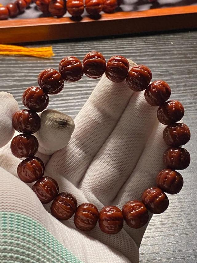 文玩有一种包浆叫作“牛筋红”，包浆的最高境界之一