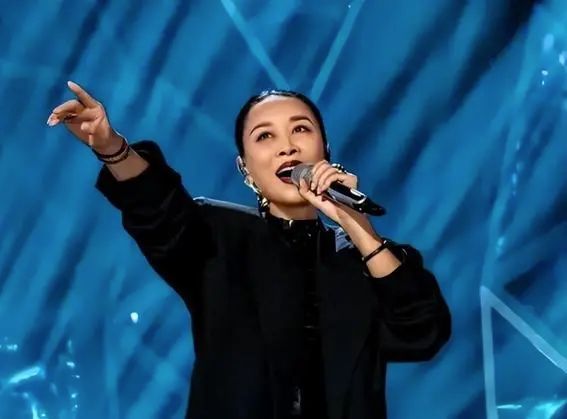 主持人问田震如何评价那英，田震竟冷冷回应：她不配