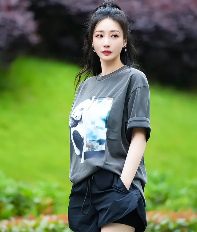 43岁“嫁不出去”的柳岩，到底是好牌打烂，还是家庭使然？