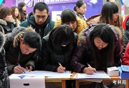 太欺负人了！“专升本”求职者询问面试结果，被HR讥讽：废物